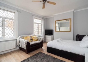 Thames River Apartment for 4 by GuestReady