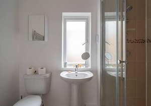 Thames River Apartment for 4 by GuestReady