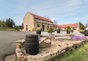THE COW BYRE, pet friendly, with a garden in Lingdale