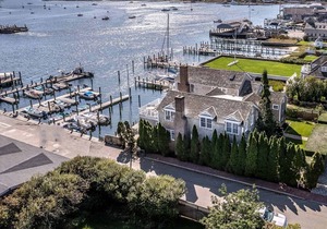 The lighthouse: Luxurious Dockside Retreat