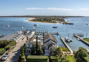 The lighthouse: Luxurious Dockside Retreat