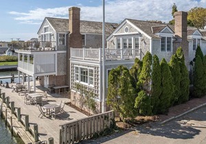 The lighthouse: Luxurious Dockside Retreat