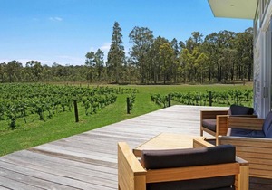The Longhouse - Suite 1 - Iconic Hunter Valley property, 2 en-suite bedrooms and vineyard views