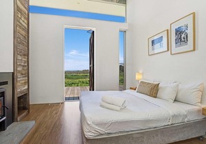 The Longhouse - Suite 1 - Iconic Hunter Valley property, 2 en-suite bedrooms and vineyard views