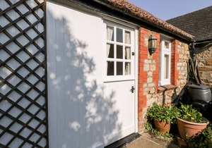 THE OLD STABLE, pet friendly, character holiday cottage in Sherborne