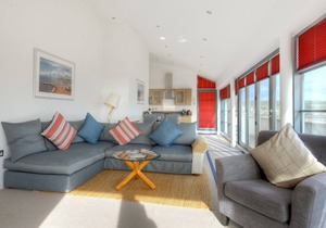 THE PENTHOUSE, family friendly, luxury holiday cottage in West Bay