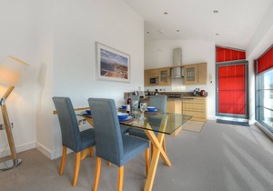 THE PENTHOUSE, family friendly, luxury holiday cottage in West Bay