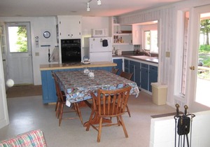The Sandpiper: A Cozy Beachfront Cottage with Spectacular Ocean Views