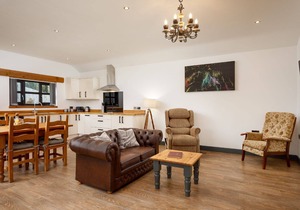 The Stables - Spacious Cottage with Hot Tub