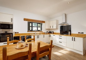 The Stables - Spacious Cottage with Hot Tub