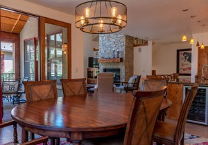 The Timbers 4O-1 Bedroom - Upscale Condo Close to Downtown + Garage
