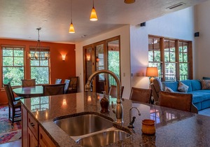 The Timbers 4O-1 Bedroom - Upscale Condo Close to Downtown + Garage