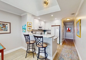 Third Floor, Oceanfront Condo with Excellent View, Shared Outdoor Pool & Grills