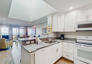 Third Floor, Oceanfront Condo with Excellent View, Shared Outdoor Pool & Grills
