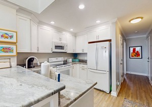 Third Floor, Oceanfront Condo with Excellent View, Shared Outdoor Pool & Grills