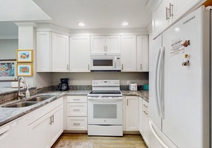 Third Floor, Oceanfront Condo with Excellent View, Shared Outdoor Pool & Grills