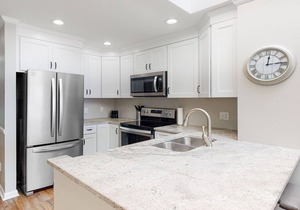 Third-Floor, Oceanfront Condo with Excellent View, Balconies, WiFi & Shared Pool