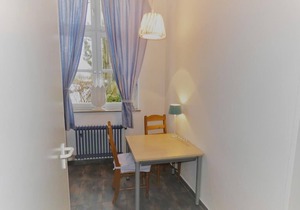 This charming 1-room holiday apartment on the ground floor of our apartment house Kunaustraße offers a comfortable double bed (1.40 m) and a small dining area with well-equipped small kitchen.
