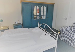 This charming 1-room holiday apartment on the ground floor of our apartment house Kunaustraße offers a comfortable double bed (1.40 m) and a small dining area with well-equipped small kitchen.