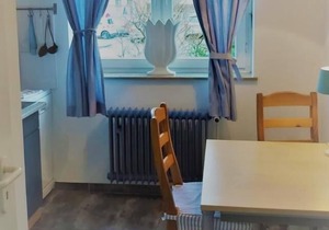 This charming 1-room holiday apartment on the ground floor of our apartment house Kunaustraße offers a comfortable double bed (1.40 m) and a small dining area with well-equipped small kitchen.