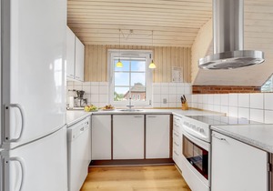 This lovely thatched vacation home is situated on a dune plot not far from the North Sea.