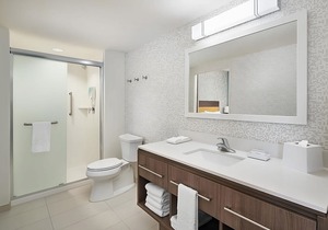 Three Comfy and Modern Units! Near Attractions and Beach, Pool and Parking