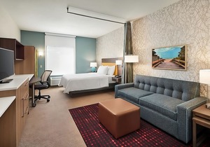 Three Comfy and Modern Units! Near Attractions and Beach, Pool and Parking