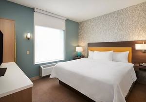 Three Comfy and Modern Units! Near Attractions and Beach, Pool and Parking