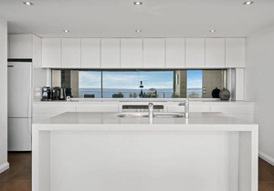 Three-storey Beach Home with Balcony & Ocean views