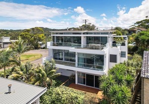 Three-storey Beach Home with Balcony & Ocean views