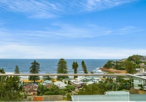 Three-storey Beach Home with Balcony & Ocean views