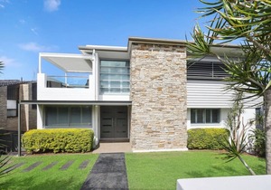 Three-storey Beach Home with Balcony & Ocean views