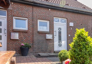 Timeless and elegant: the semi-detached house impresses with both its brightness