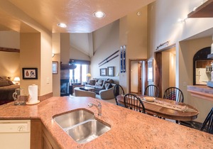 TR1301 | Layout with Loft and Den | Beautiful Décor | Winter Shuttle | Hot Tubs