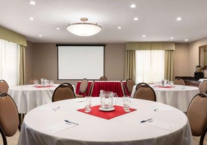 Travelodge by Wyndham Oshawa Whitby