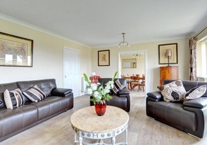 Tredegar - Three Bedroom House, Sleeps 6
