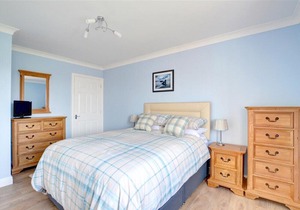 Tredegar - Three Bedroom House, Sleeps 6