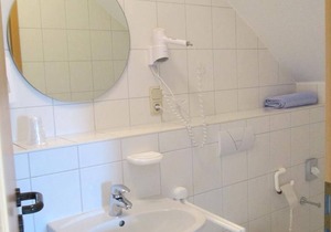 Triple room Shower / WC, TV - Landhotel Karrenberg