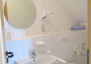 Triple room Shower / WC, TV - Landhotel Karrenberg