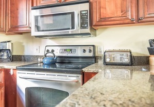 Two-Level Cottage w/Private Veranda, Pet Friendly, Parking by Lucky Savannah