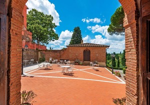 Typical Tuscan flat with swimming pool and air conditioning