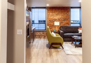 Unique 2 Bed Riverfront Park Travel Apartment