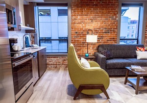 Unique 2 Bed Riverfront Park Travel Apartment