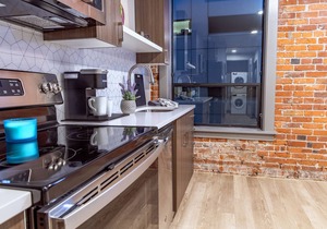 Unique 2 Bed Riverfront Park Travel Apartment
