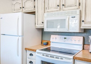 Unit #4 Cozy 2 Bed/2 Bath Condo on Golf Course with Hot tub/ Sauna/ Pool
