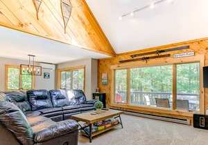 Updated Woodland Pines townhome w/river access, shared pool, free WiFi, deck