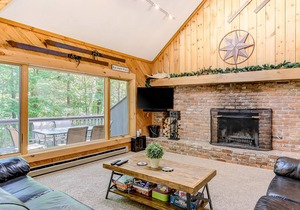 Updated Woodland Pines townhome w/river access, shared pool, free WiFi, deck