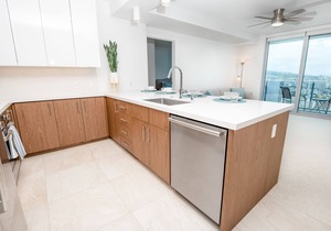Upscale 2 bedroom with parking in Ala Moana