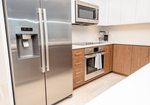 Upscale 2 bedroom with parking in Ala Moana