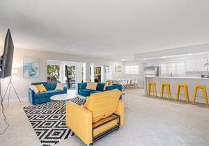 PRIVATE OASIS 4 BEDROOM- 3 BATH FOR 8 GUESTS